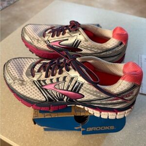 Brooks Women's Athletic Shoes - Gray and Pink